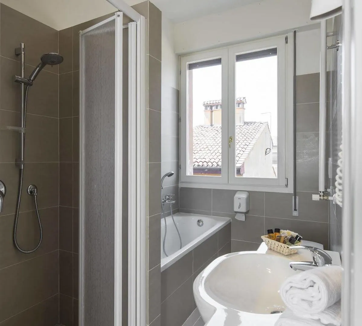 Nuovo Hotel Del Porto Bolonya 3*,